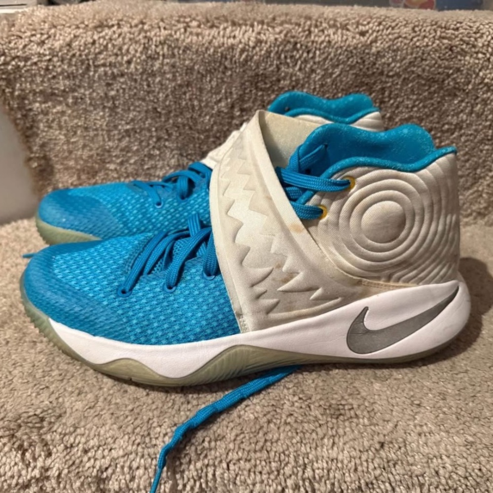 Nike Kyrie 2 Christmas